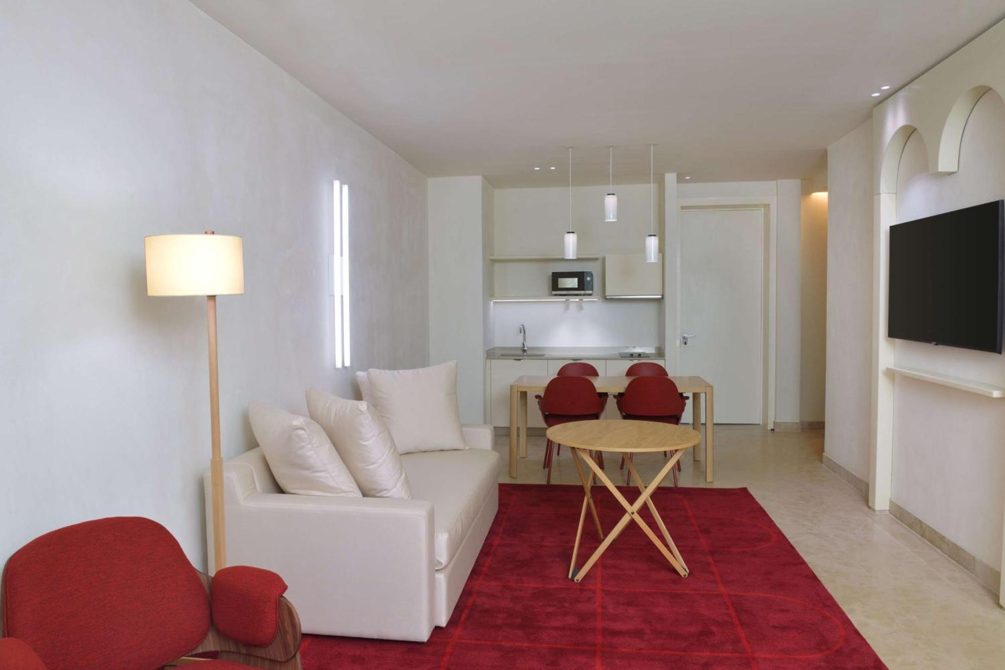 Doubletree By Hilton Ben Guerir Hotel & Residences Benguerir Esterno foto