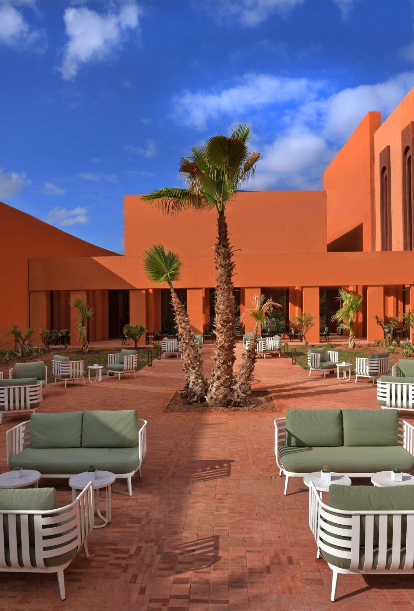 Doubletree By Hilton Ben Guerir Hotel & Residences Benguerir Esterno foto