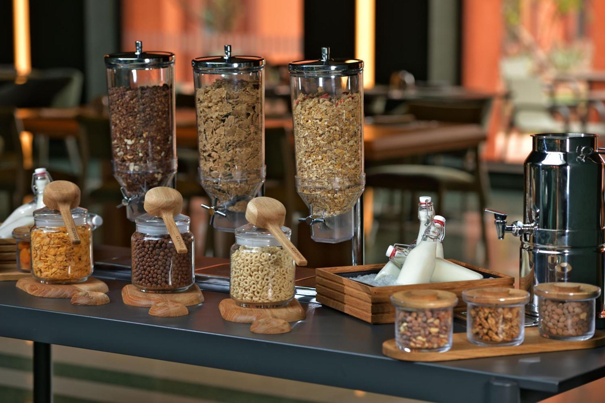 Doubletree By Hilton Ben Guerir Hotel & Residences Benguerir Esterno foto